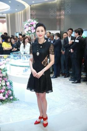 李嘉欣蕾丝裙亮相，1米72优雅身段为豪门婆家添彩